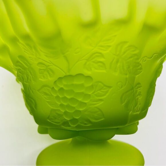 Vintage Westmoreland Green Satin Grapevine Ruffle Rim Pedestal Dish Bowl - Picture 3 of 5